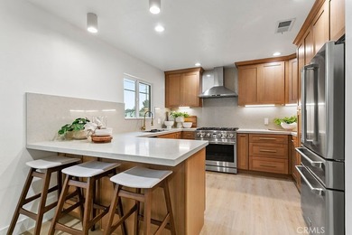 Renovated and Gorgeous: 3 HOMES on 1 LOT. Lease this compound - photo 4
