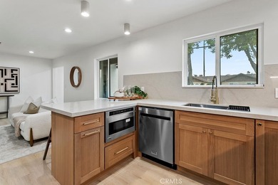 Renovated and Gorgeous: 3 HOMES on 1 LOT. Lease this compound - photo 5