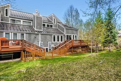 Beautifully maintained 4-bedroom, 4.5-bath duplex in a prime - photo 4