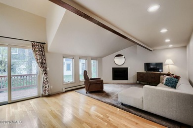 Beautifully maintained 4-bedroom, 4.5-bath duplex in a prime - photo 10