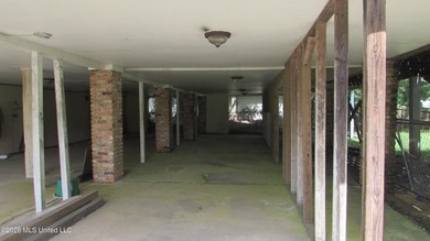 Great price on this *fixer* home. Great location and a very nice - photo 11