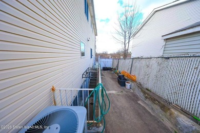 Built in 2005 this one family Colonial features spacious - photo 21