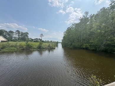 Baymeadows Subdivision!! On the large lake! This 3BR/2.5 BA is - photo 5