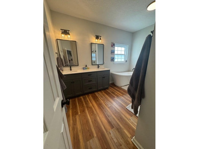 Baymeadows Subdivision!! On the large lake! This 3BR/2.5 BA is - photo 10