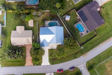 Discover this amazing home Pool home featuring 3 bedrooms, 2 - photo 4