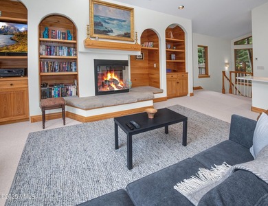 Enjoy an easy, carefree life in this magnificent creekside home - photo 9