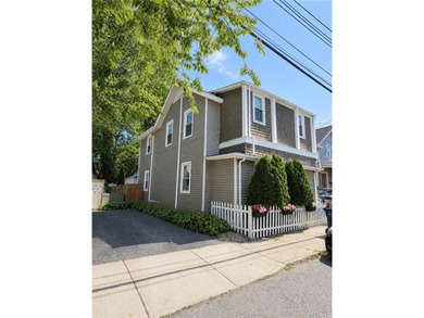 Beautifully remodeled single-family cottage located in Newport's - photo 1