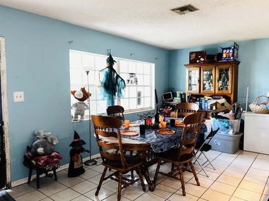 Great location non flood zone , 3 bedroom 1 and 1/2 bath block - photo 4