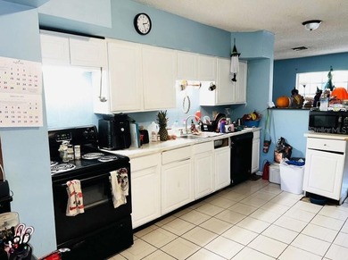 Great location non flood zone , 3 bedroom 1 and 1/2 bath block - photo 7