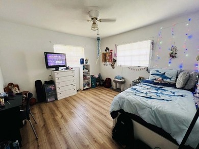 Great location non flood zone , 3 bedroom 1 and 1/2 bath block - photo 8