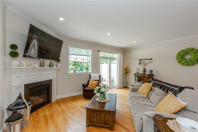 Immaculate and turnkey, this exceptional condominium offers - photo 10