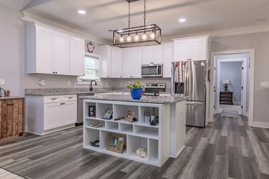 Beautiful newer home with an open floor plan featuring 4 - photo 11