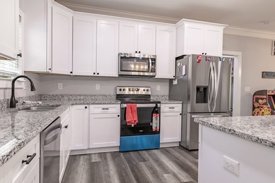 Beautiful newer home with an open floor plan featuring 4 - photo 12