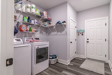 Beautiful newer home with an open floor plan featuring 4 - photo 15