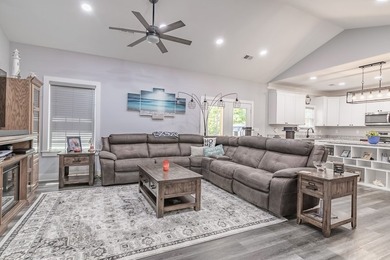 Beautiful newer home with an open floor plan featuring 4 - photo 16