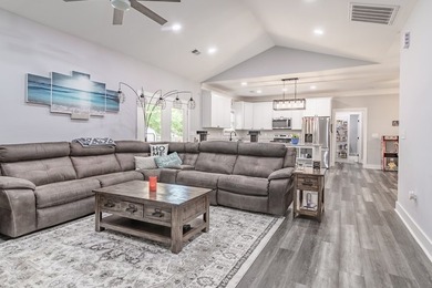 Beautiful newer home with an open floor plan featuring 4 - photo 18