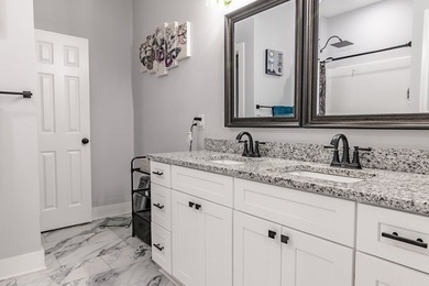 Beautiful newer home with an open floor plan featuring 4 - photo 23