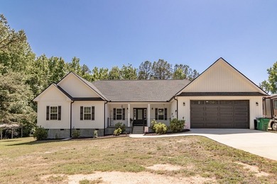 Beautiful newer home with an open floor plan featuring 4 - photo 32