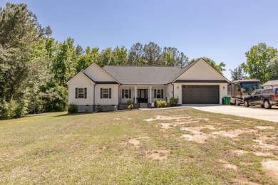 Beautiful newer home with an open floor plan featuring 4 - photo 39