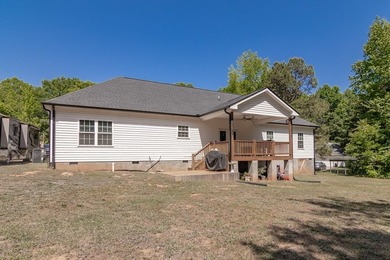 Beautiful newer home with an open floor plan featuring 4 - photo 40