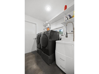 Great investment property tenant in place. Beautifully renovated - photo 38