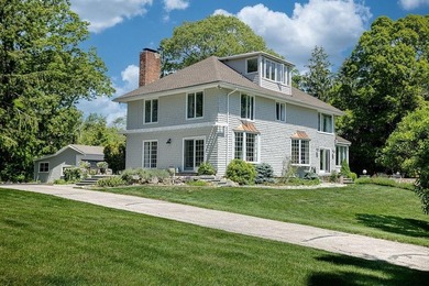 Set behind stone pillars and surrounded by 4.72 acres of - photo 4