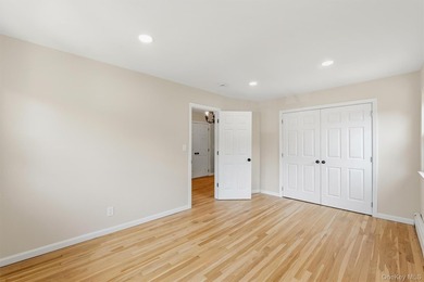 Welcome home to this beautifully renovated top-floor, walkup - photo 20