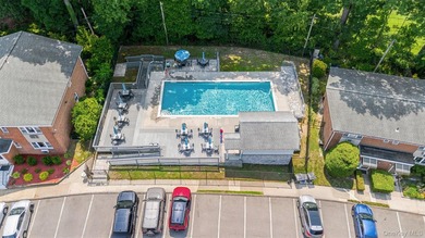 Welcome home to this beautifully renovated top-floor, walkup - photo 28