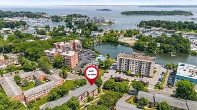 Welcome home to this beautifully renovated top-floor, walkup - photo 31