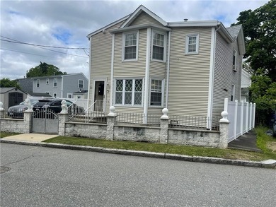 Beautifully renovated Colonial located in a desirable Riverside - photo 1
