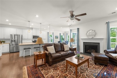 Welcome to this beautifully maintained 3-bedroom, 2.5-bath home - photo 9