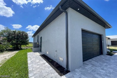 This extraordinary NEW CONSTRUCTION 3 bedroom (+ den), 2 bath - photo 2