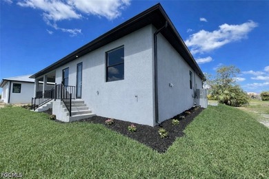 This extraordinary NEW CONSTRUCTION 3 bedroom (+ den), 2 bath - photo 3