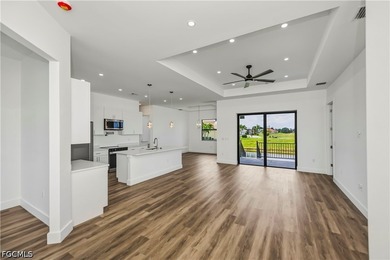 This extraordinary NEW CONSTRUCTION 3 bedroom (+ den), 2 bath - photo 9