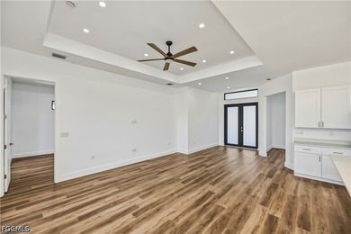 This extraordinary NEW CONSTRUCTION 3 bedroom (+ den), 2 bath - photo 10