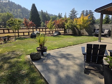 This expansive 2,188 sq. ft. home in Gold Beach, Oregon, offers - photo 4