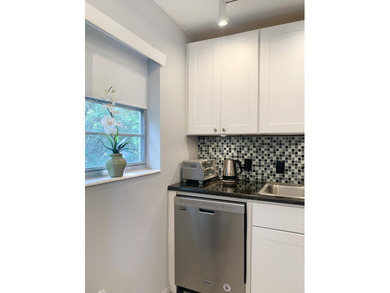 SPECTACULAR QUIET CORNER 2 BEDROOM, 2 *FULL BATHS*, UPDATED UNIT - photo 6
