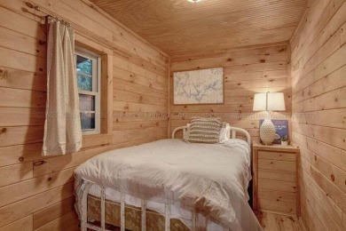 Smith Lake - A 3 bedroom and 2 bathroom rustic lake cottage just - photo 13