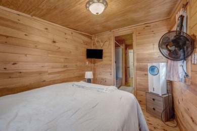 Smith Lake - A 3 bedroom and 2 bathroom rustic lake cottage just - photo 17