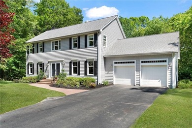 Welcome to this beautifully maintained 11-room Colonial nestled - photo 1