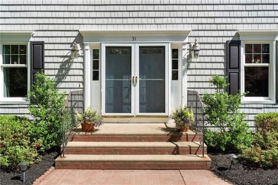 Welcome to this beautifully maintained 11-room Colonial nestled - photo 3
