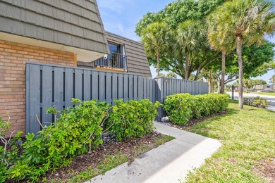 Beautiful 2-bedroom, 2 full and 1 half-bath home in a tranquil - photo 3