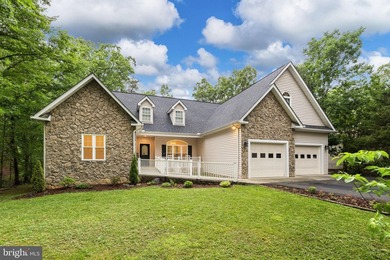 Welcome to 126 Yorktown Blvd - a home thoughtfully designed for - photo 4