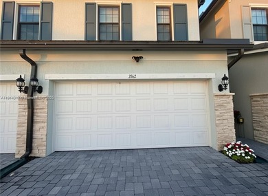 (private lake, pond, creek) Home For Sale in Oakland Park Florida