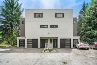 Own the ultimate mountain lifestyle in this primely positioned - photo 1