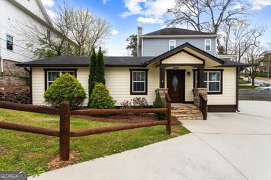 LOCATION, LOCATION, LOCATION! Charming bungalow cottage located - photo 1