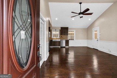 LOCATION, LOCATION, LOCATION! Charming bungalow cottage located - photo 3