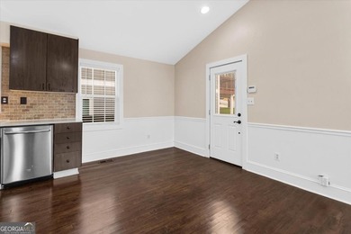 LOCATION, LOCATION, LOCATION! Charming bungalow cottage located - photo 10