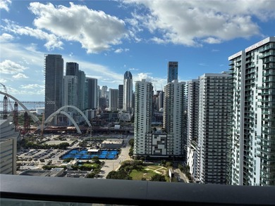 25th Floor 2BD/2BA unit in the heart of the Entertainment
