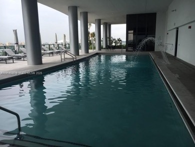 25th Floor 2BD/2BA unit in the heart of the Entertainment